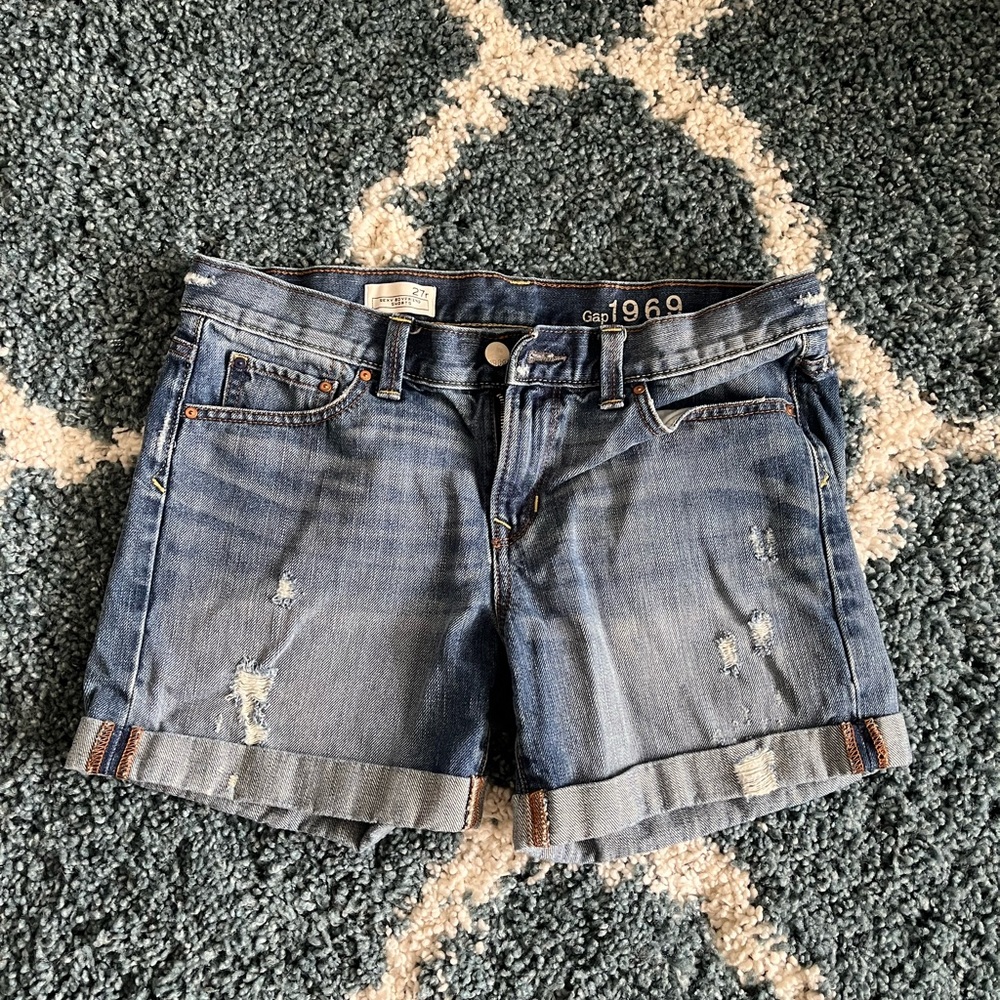 Gap women’s sexy boyfriend shorts, size 27